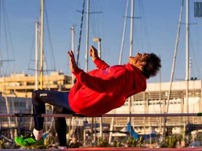 Il suo viso teso non nasconde lo sforzo fisico, ma l�atleta riesce con un balzo a superare la sbarra